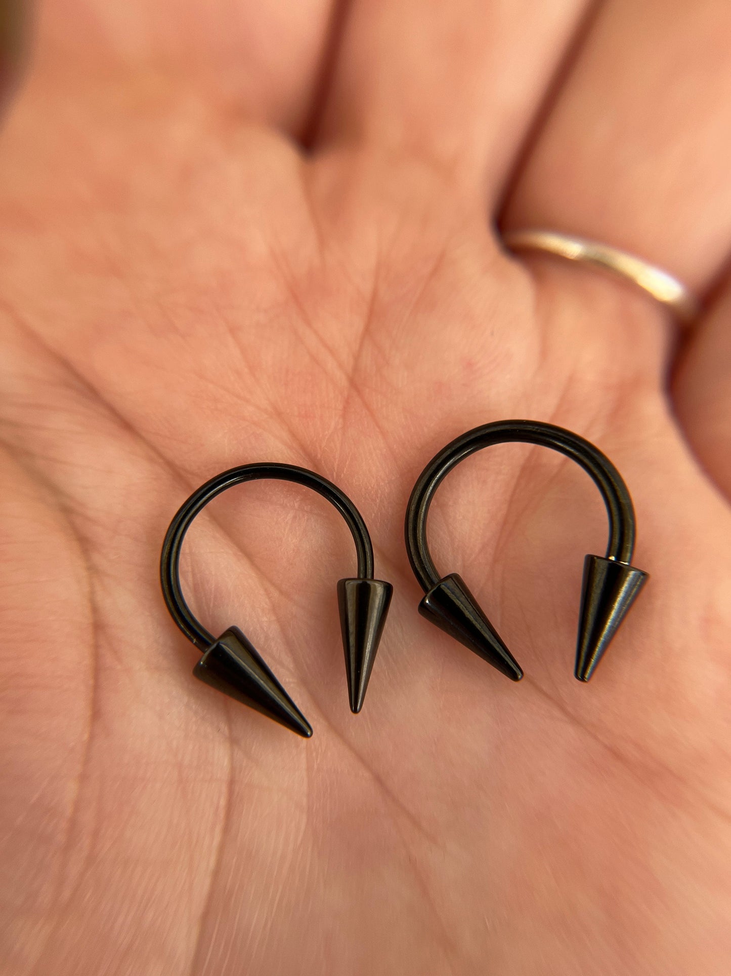 Black Titanium IP 16G (1.2mm) or 14G (1.6mm) Long Spikes Horseshoe Ring Septum Piercing Barbell Barbells Piercings Spiked Surgical Steel