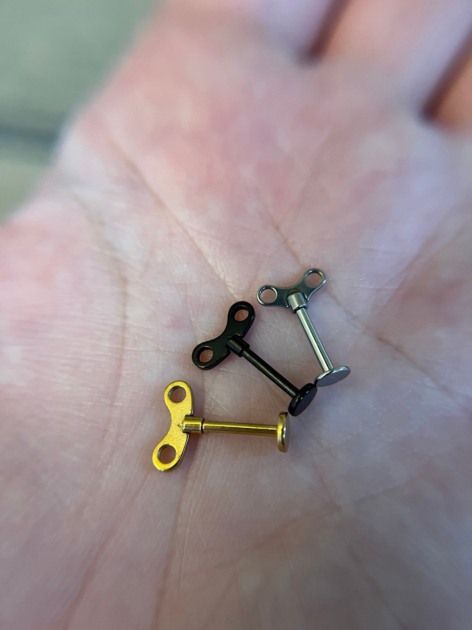 Wind-up Doll Silver Black Gold Screw Top Toy Key Cartilage Tragus Lip Labret Monroe Piercing 16G (1.2mm) Custom Length Steel Vintage Retro